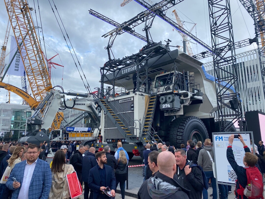 Die ganz großen Maschinen - hier bei Liebherr - sind immer wieder Anziehungspunkte für Besucher der bauma.