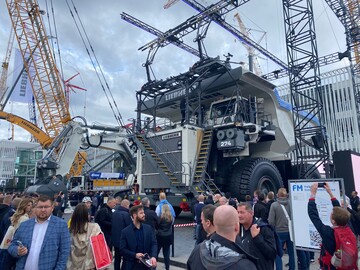 Die ganz groen Maschinen - hier bei Liebherr - sind immer wieder Anziehungspunkte fr Besucher der bauma.