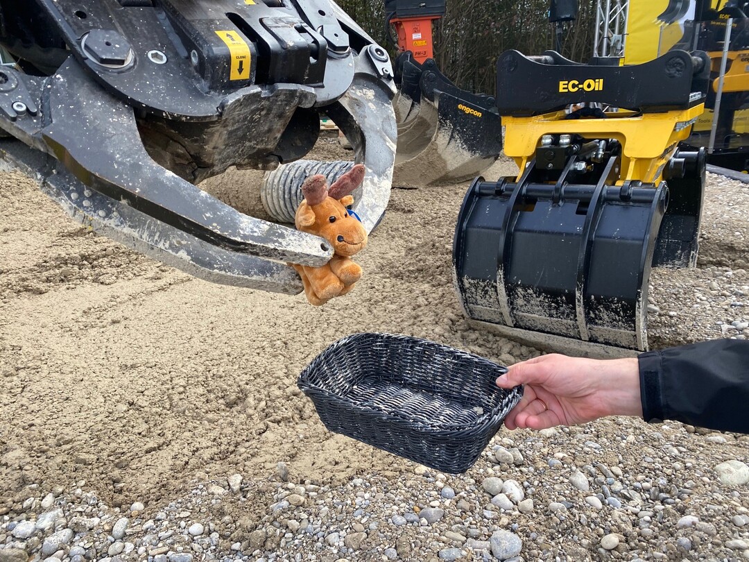 Groer Bagger bewegt kleine Bren - ein beliebtes Feature im Zusammenhang Baumaschinen (hier bei Engcon).