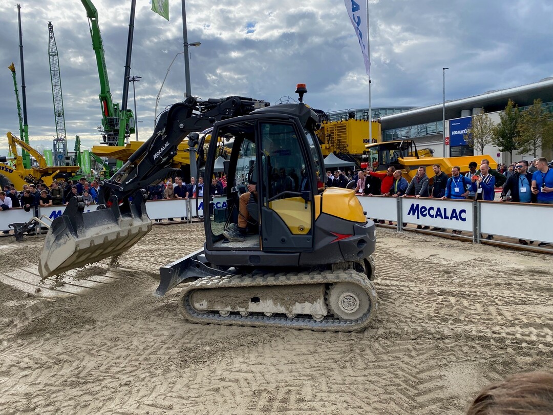 Baumaschinenvorfhrungen - hier bei Mecalac - ziehen viele Besucher in ihren Bann.