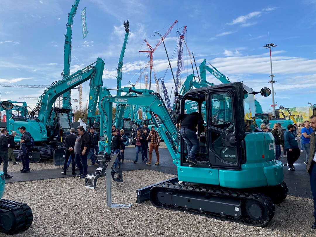 Die Vielfalt der gezeigten Maschinen - wie hier bei Kobelco - ist ein groen Plaus der bauma.