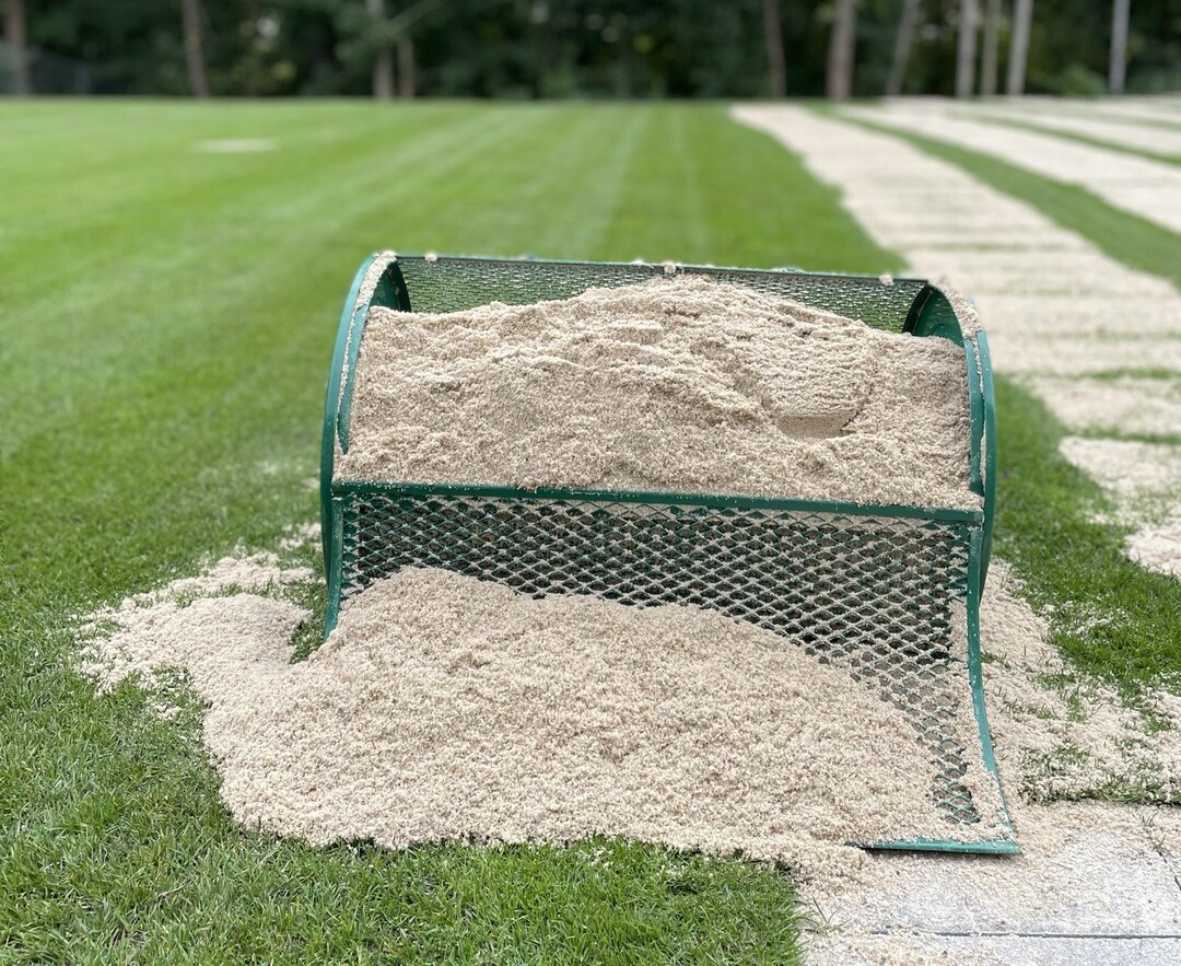 Quarzsand verbessert die Drainage-Eigenschaften des Bodens und frdert das Wurzelwachstum des Rasens.