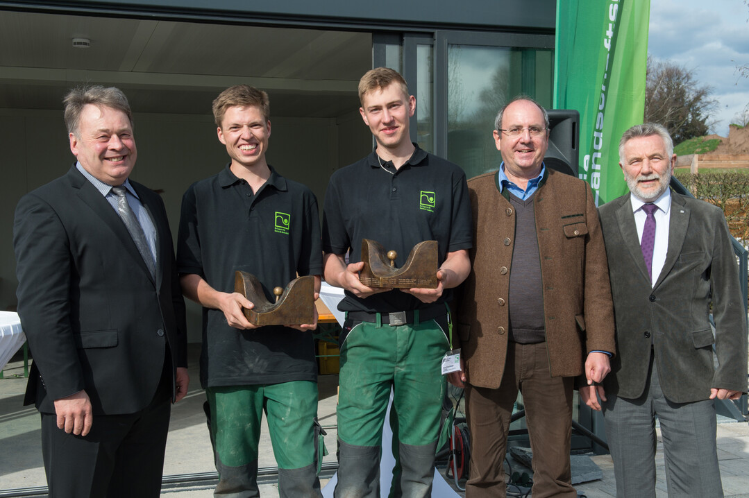 Die Siegerehrung mit Helmut Brunner (Bayeri-scher Staatsminister fr Ernhrung, Landwirtschaft und Forsten), den Wettkampfsiegern Michael Schmidt und Vitus Pirschlinger (Gaissmaier Landschaftsbau GmbH & Co. KG), Martin Gaissmaier sowie Ulrich Schfer (Prsident im Verband Garten-, Landschafts- und Sportplatzbau Bayern e. V.).