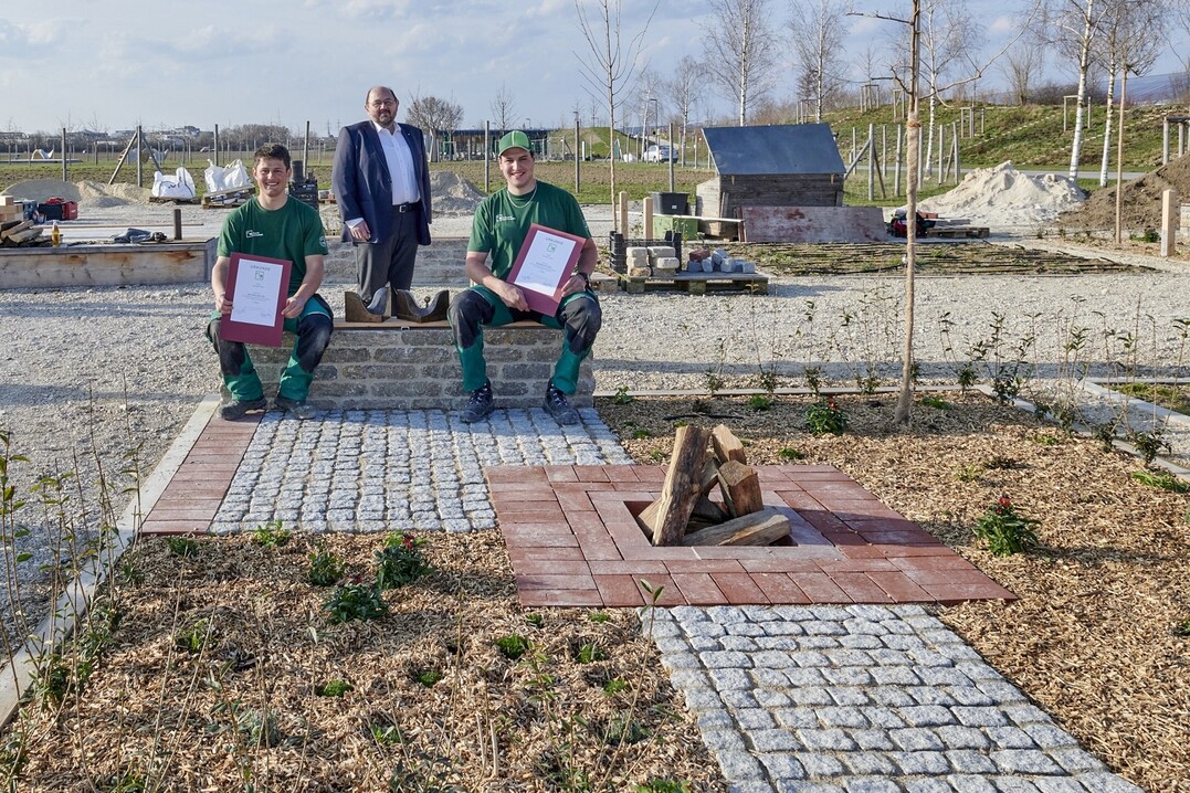 Die Gewinner des Bayern Cups 2021: Michael Thür (links), Auszubildender bei der Boellert GmbH Garten + Landschaftsbau, und Dominik Zankl (rechts), Auszubildender bei der Garten- und Landschaftsbau Leibl GmbH, zusammen mit Gerhard Zäh, Präsident des Verbandes Garten-, Landschafts- und Sportplatzbau Bayern.
