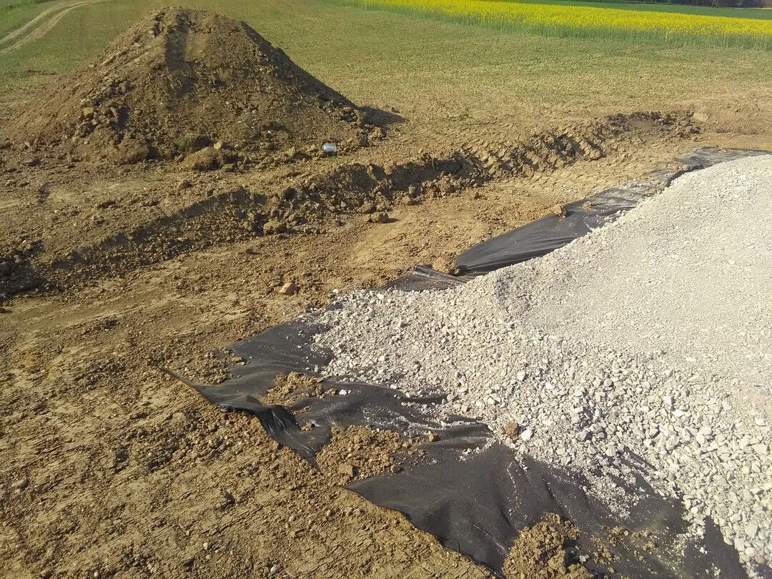 Hier sorgt eine Folie fr die Trennung von Boden und temporrer Baustrae.