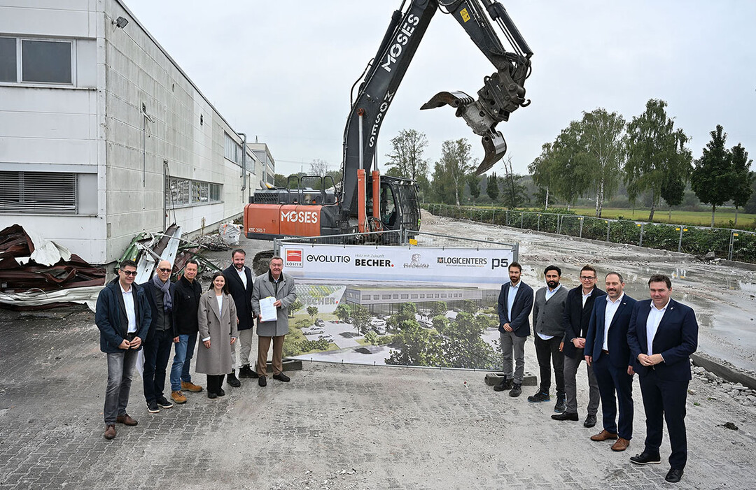 Projektbeteiligte beim Start des Bauprojekts in der Donaustraße in Hanau. Der Holzgroßhändler Becher wird hier künftig seine Standorte Frankfurt und Maintal bündeln (v.l.n.r.): Rade Latincic (Geschäftsleiter Becher GmbH & Co. KG - NL Frankfurt), Andreas Kunz (Geschäftsführer Hanau Wirtschaftsförderung GmbH), Christian Otto (Projektleiter Phase 5), Louisa König (Associate evolutiq GmbH), Lutz Belles (Investment Manager evolutiq GmbH), Oberbürgermeister der Stadt Hanau Claus Kaminsky, Rémi Faust (Projektleiter Köster GmbH), Emre Yasar (Bauleiter Köster GmbH), Andreas Schmidt (Geschäftsleiter Becher GmbH & Co. KG - NL Frankfurt), Stefan Sans (Geschäftsführung Becher GmbH & Co. KG), Matthias Jouy (Geschäftsführung Becher GmbH & Co. KG).