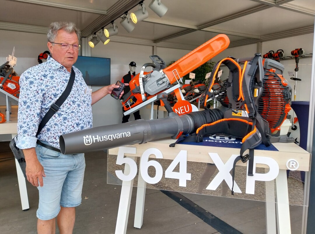 Strkster Benzinlaubblser auf dem Markt - da braucht man krftige Trger!