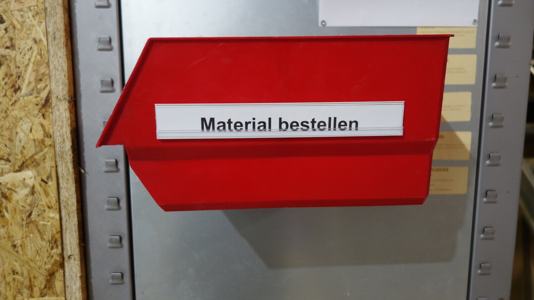 Zu bestellende Materialien kommen in eine Sammelbox.
