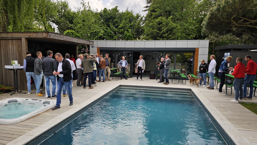 Foto (Rudolf Klingshirn, VGL Bayern): Im Rahmen der Regionalversammlung besichtigten die Teilnehmerinnen und Teil-nehmer den neuen Schaugarten der Firma Garten- & Landschaftsbau Weimller.