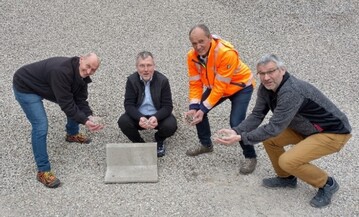 Der neue ko-Betonwinkelstein wird stolz prsentiert von (v. li.) Rainer Thumm und Dieter Schenk, Fa. ZinCo, Walter Fee und Thomas Allmendinger, Fa. Fee.