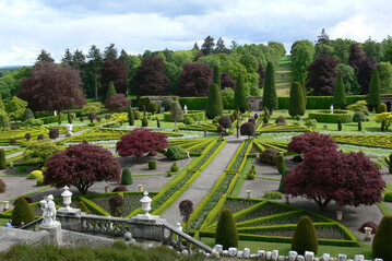 Drummond Castle: Von der Schlossterrasse aus erschliet sich den Besuchern ein faszinierender Blick auf Schottlands wichtigsten und schnsten formalen Garten.