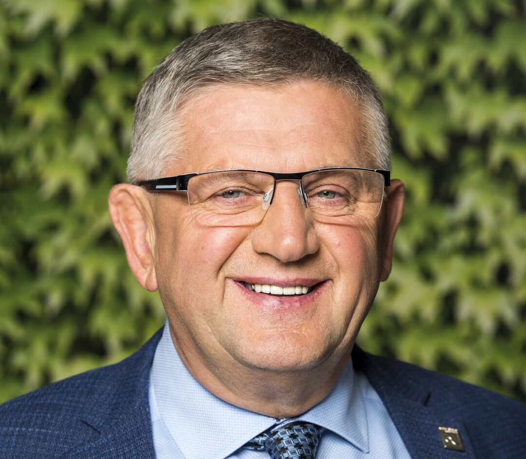 BGL-Vizepräsident Paul Saum, der auch dem BGL-Bildungsausschuss vorsitzt: „Die steigenden Azubi-Zahlen im GaLaBau sind das Ergebnis einer langfristigen, guten Zusammenarbeit der Nachwuchswerbung in den GaLaBau-Landesverbänden mit dem AuGaLa sowie den Sozialpartnern BGL und IG BAU und den engagierten GaLaBau-Unternehmerinnen und Unternehmern.“