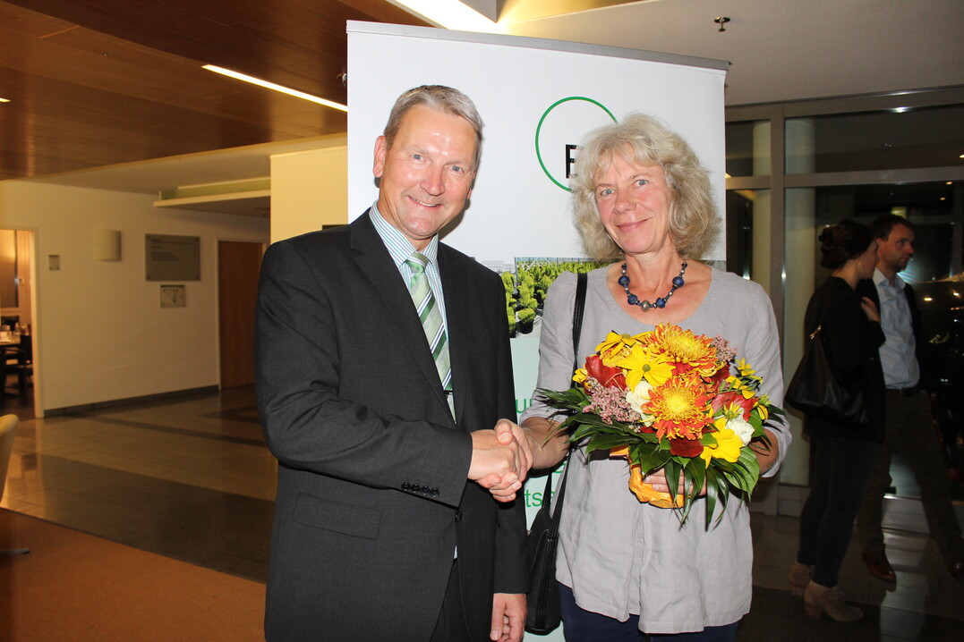BHGL-Prsident Marc-Guido Megies  und die Vorsitzende der Weihenstephaner Ingenieure Gartenbau, Landschaftsarchitektur Katrin Kell  freuen sich ber die Ausdehnung der zuknftigen bundespolitischen Zusammenarbeit fr die Gartenbauwissenschaften und die Landschaftsarchitektur. 