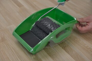 Der farbige Anstrich wird in die ergonomisch geformte Farbwanne gegeben und anschlieend per Mikrofaserrolle verteilt.