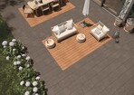 Durch die Verwendung unterschiedlicher Materialien wie Holz und Keramik wird die Terrasse zum designstarken Highlight. Zudem lassen sich so verschiedene Bereiche wie Lounge oder Grillecke optisch voneinander abgrenzen.