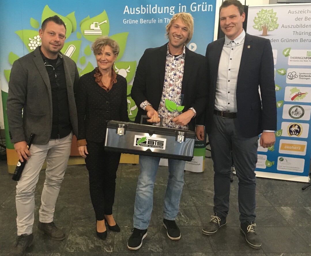 Tino Stange vom Ausbildungsbetrieb BTS Gartenwerk GmbH mit Ministerin Birgit Keller sowie Philipp Schenk und Tom Steinbrck (v.l.n.r.)