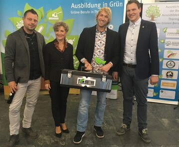 Tino Stange vom Ausbildungsbetrieb BTS Gartenwerk GmbH mit Ministerin Birgit Keller sowie Philipp Schenk und Tom Steinbrck (v.l.n.r.)
