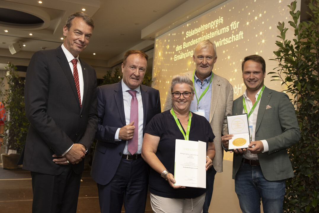 Den Staatsehrenpreis des BMEL berreichte Ministerialdirigent Walter Dbner (2. v. li.) an die
Preistrger Max und Detlef Bttinger (Geschftsfhrung, 1. und 2. von rechts) sowie Bauleiterin
Nicole Grimm (Mitte). Links: Lutze von Wurmb.