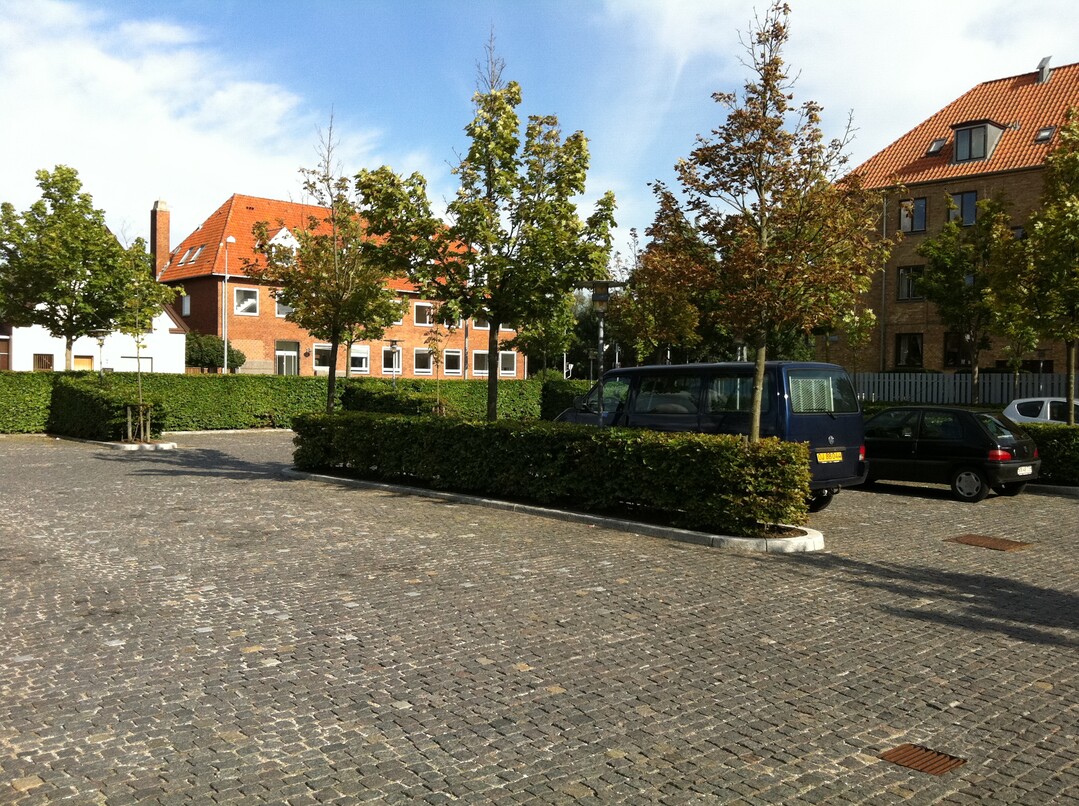 Natrlich ist es ein erheblicher Mehraufwand, Parkpltze mit Natursteinpflaster oder Klinker zu befestigen. Hier sind die Lebenszykluskosten und die Ausstrahlung auf die Umgebung von grerer Bedeutung als die Erstellungskosten. Im Fall des Falles ist es denkbar, dass sich Kommunen an den Mehrkosten beteiligen.