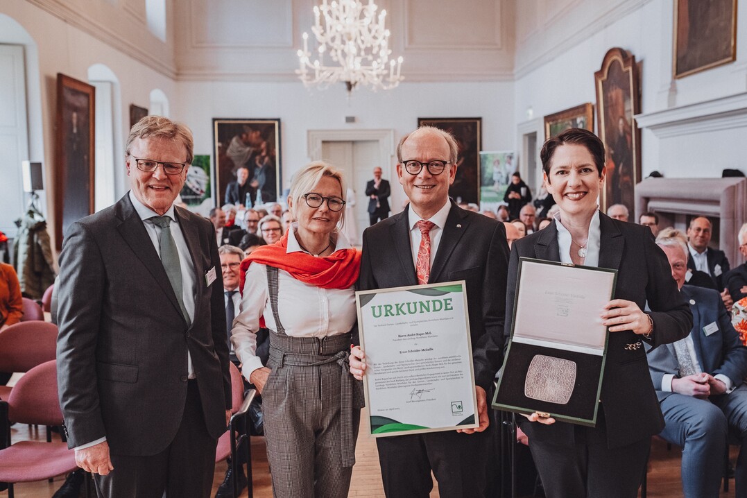 NRW-Landtagsprsident Andr Kuper, hier zusammen mit seiner Frau Monika, erhielt die Auszeichnung mit der Ernst-Schrder-Medaille durch Silke Gorien, Ministerin fr Landwirtschaft und Verbraucherschutz (rechts) und VGL NRW-Vizeprsident Frank Benning (links).