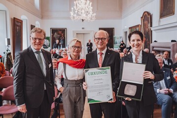 NRW-Landtagsprsident Andr Kuper, hier zusammen mit seiner Frau Monika, erhielt die Auszeichnung mit der Ernst-Schrder-Medaille durch Silke Gorien, Ministerin fr Landwirtschaft und Verbraucherschutz (rechts) und VGL NRW-Vizeprsident Frank Benning (links).