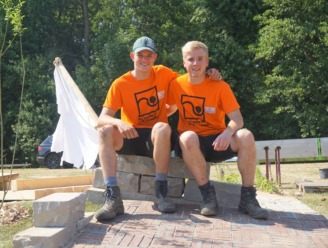 So sehen Sieger aus: Mathis Schröder (links) und Fabian Wendt ruhen sich nach dem anstrengenden Wettbewerb in ihrem fertiggestellten Garten aus. Kurze Zeit später wurden sie von der Jury zu den neuen Hamburger Landesmeistern gekürt.