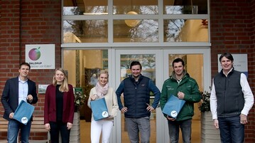 Sebastian Blumentritt (v. l.) und Nora Schoch von der FH Mnster haben innerhalb des Forschungsprojekts Health (Pro)Fit das Familienunternehmen Daldrup  Grtner von Eden bei der betrieblichen Gesundheitsfrderung begleitet. Marlene Daldrup, Dominic Daldrup, Marcel Daldrup und Michael Daldrup reprsentieren den Betrieb.