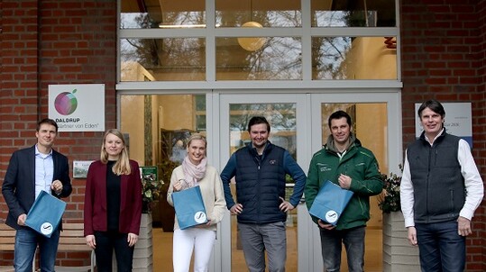Sebastian Blumentritt (v. l.) und Nora Schoch von der FH Mnster haben innerhalb des Forschungsprojekts Health (Pro)Fit das Familienunternehmen Daldrup  Grtner von Eden bei der betrieblichen Gesundheitsfrderung begleitet. Marlene Daldrup, Dominic Daldrup, Marcel Daldrup und Michael Daldrup reprsentieren den Betrieb.