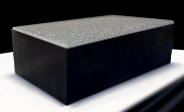 COMBICONNECT: Ein Betonpflasterstein im Format 30 x 18 x 10 cm - mit werkseitig fixiertem, steinumfassendem EPDM Kastenprofil. 