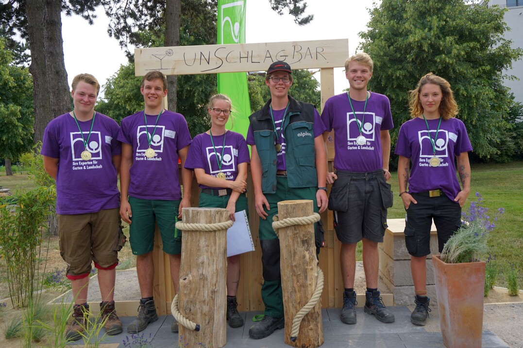 Die drei besten Teams des Landschaftsgärtner-Cups Nord 2018: Tim Andresen und Merlin Schmidt (Platz 2), die Gesamtsieger Kassandra Eißrich und Leonard Sommer und die Drittplatzierten Till Stracke und Sanja Koszlat (v. l. n. r.).