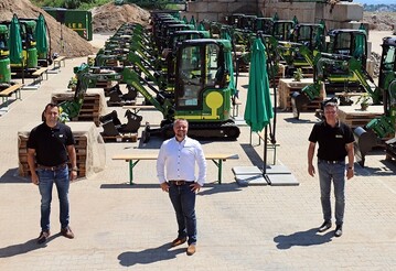 Galabau-Unternehmer Lukas Odenwller (Mitte) mit Oliver Gnther (rechts), Zeppelin Niederlassungsleiter, und Sascha Fischer (links), Zeppelin Verkaufsreprsentant. 