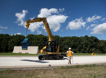 Kompakt, aber trotzdem hubstark  der neue Kurzheckbagger Cat 315 mit 82 kW (112 PS) Motorleistung und 15,4 Tonnen Einsatzgewicht.