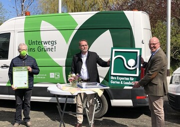Ingo Rumpf vom Nortorfer Fachbetrieb Rumpf Garten- und Landschaftsbau (links) und Achim Meierewert, Geschftsfhrer des FGL S.-H. (mitte), gratulieren Mirko Martensen zum 75-jhrigen Betriebsjubilum. 