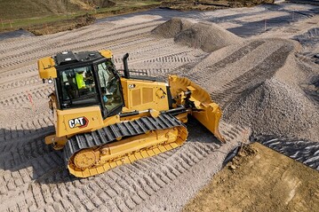 Der neue Cat D4 mit 13 Tonnen Einsatzgewicht erreicht mit seinem Cat C4.4. Motor der Stufe V rund 97 kW (132 PS). 
