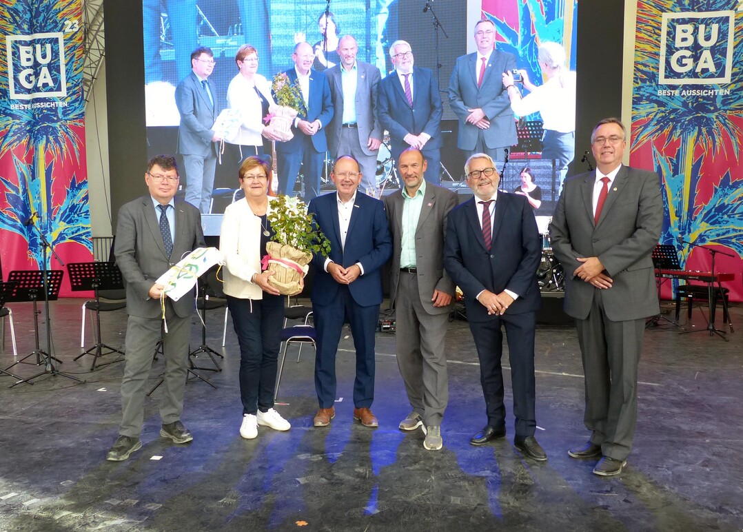 Der Staffelstab in Form einer Fahne ist nun an die IGA Metropole Ruhr 2027 bergeben. Von
links: Horst Fischer (Geschftsfhrer der IGA27 gGmbH), Karola Gei-Netthfel
(Regionaldirektorin des Regionalverbandes Ruhr), Christian Specht (Oberbrgermeister
Mannheim), Michael Schnellbach (Geschftsfhrer der BUGA23 gGmbH), Jochen Sandner
(Geschftsfhrer DBG) und Hajo Hinrichs (Vorsitzender der Gesellschafterversammlung der DBG).