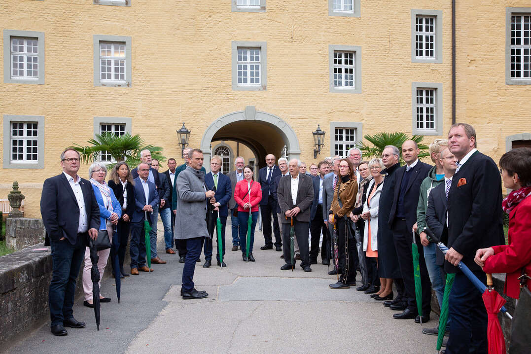 Trotz des leichten Regens genossen die Gste die Fhrung durch die Mustergrten und den Park von Schloss Dyck.