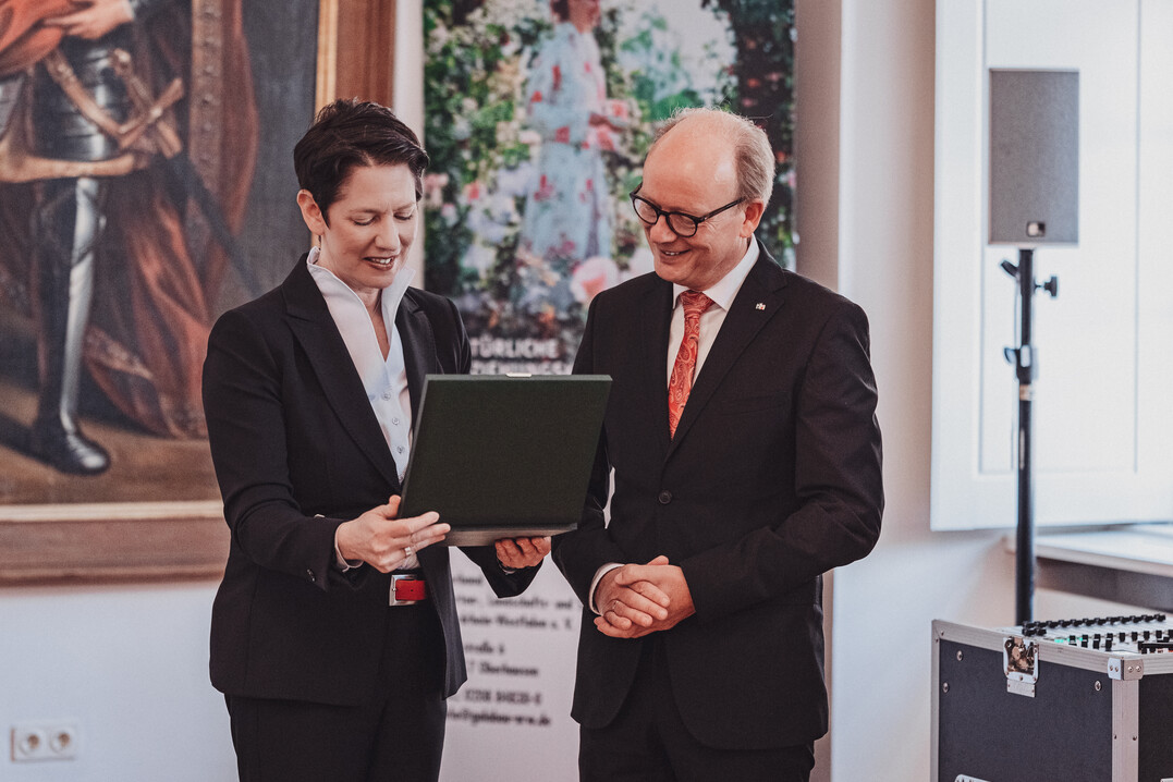Ministerin Silke Gorien berreicht Andr Kuper die Ernst-Schrder-Medaille fr seine besonderen Verdienste fr die grne Branche.