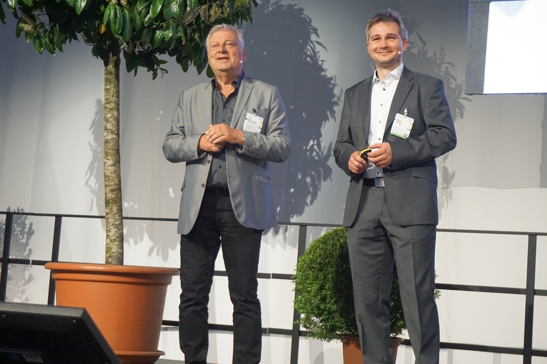 Prof. Dr. Dirk Dujesiefken (links) und Thomas Amtage, beide Geschftsfhrer der Deutschen Baumpflegetage, begrten die Teilnehmerinnen und Teilnehmer der Fachtagung in der Messe Augsburg.