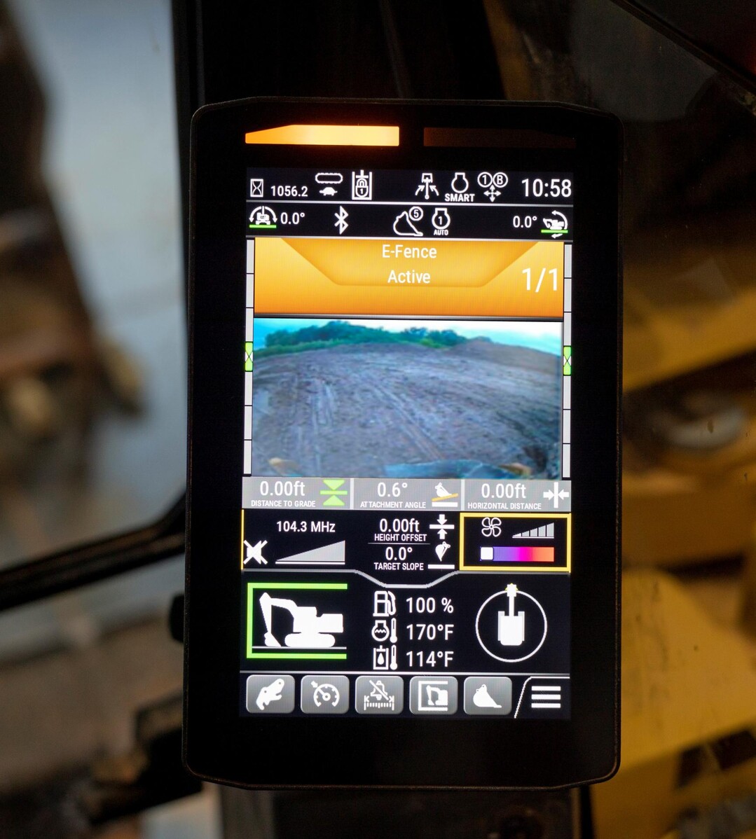 Alles im Blick: Sollwertvorgaben und Lffel-Position sowie Arbeitsraumbegrenzung auf dem Touchscreen in der Kabine.
