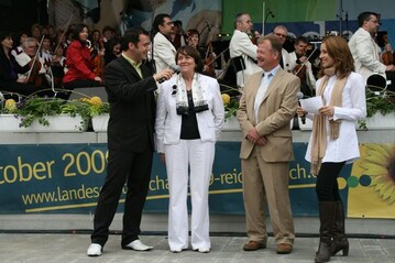 Die grtnerische Patin Angelika Meeth-Milbradt (2.v.l.) und Winfried Kaiser (3.v.l.), Prsident des Landesverbands Gartenbau in Sachsen, whrend des Erffnungsprogramms