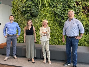 v.l.: Daniele Fraron, Geschftsfhrender Gesellschafter Energreen srl und Enegreen
Germany GmbH, Elena Pozza, zustndig fr Ersatzteile Deutschland, Tiziana Valerini,
Vertrieb und Logistik, Arnold Kemkemer, Direktor Vertrieb und Services Energreen
Germany