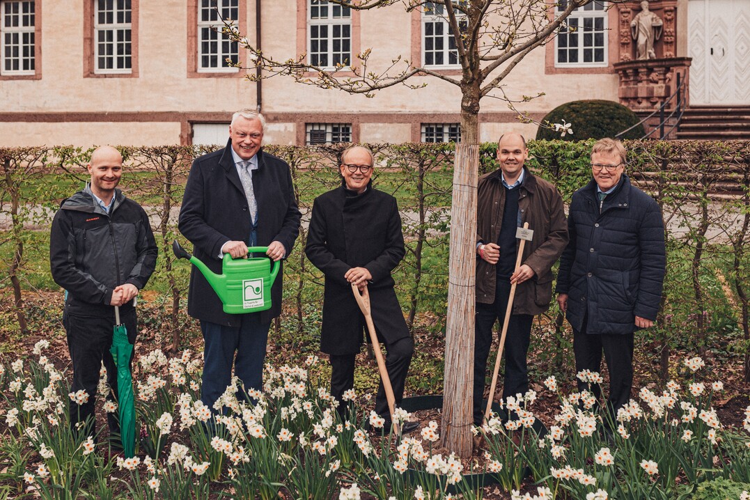 Im Anschluss an die Veranstaltung bernahm Andr Kuper eine Baumpatenschaft fr eine Kobushi-Magnolie (Magnolia kobus) im Remtergarten auf dem Gelnde der Landesgartenschau Hxter.