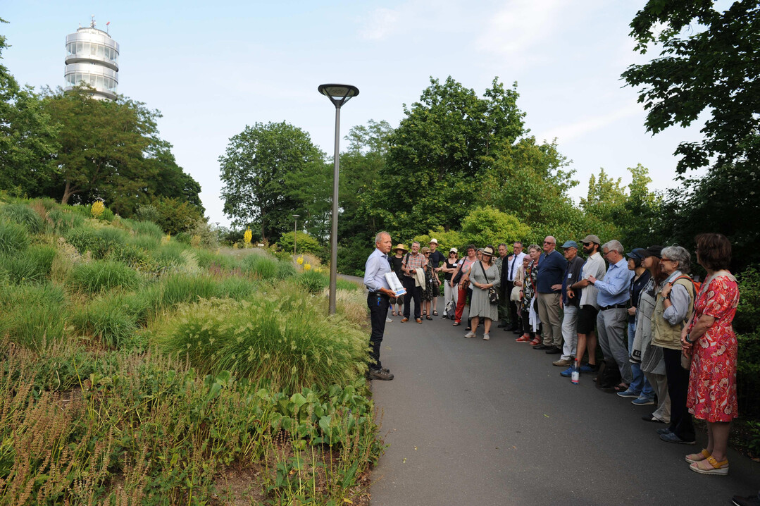 Bernd Prie (links) fhrte interessierte Gste ber das historische Gelnde des Marienberges  im Hintergrund die Friedenswarte.
