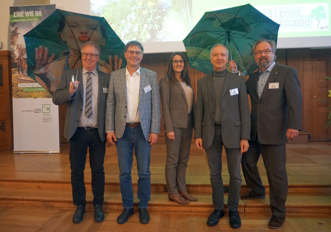 Der FGL HH-Vorsitzende Ludger Plamann (rechts) und der Verbandsgeschftsfhrer Dr. Michal Marrett-Foen (links) begrten bei der GaLaBau-Fachtagung die Hamburger Senatorin Karen Pein und die Referenten Holger Seit (2. v.l.), Dr. Philipp Schnfeld (2. v.r.) und Tom Kirsten (nicht im Bild).