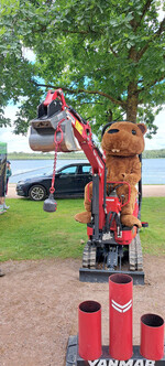 Auch Benny Biber, ehemals Maskottchen der Fachbetriebe im Garten- und Landschaftsbau, absolvierte erfolgreich den „Crashkurs im Anbaggern“.