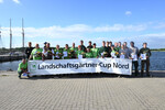 Die Teilnehmer des Nord Cup in Rostock vor maritimer Kulisse.