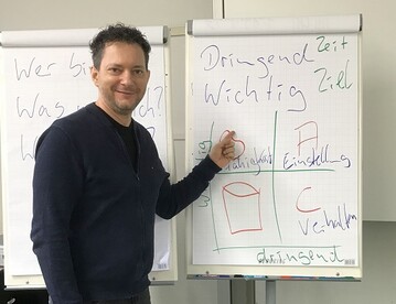 Eine positive Einstellung ist die beste Motivation von Arbeitnehmern. Gereon Jrn gab den Teilnehmern seines Seminars Strategien an die Hand, mit der sie aus funktionierenden begeisterte Mitarbeiter machen knnen.