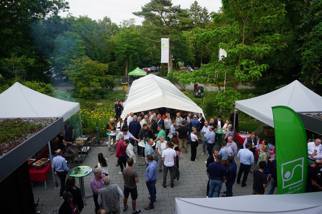 Beim traditionellen Sommerfest des Fachverbandes Garten-, Landschafts- und Sportplatzbau Hamburg (FGL HH) kamen am 30. Juni 150 Verbandsmitglieder und geladene Gste im Hamburger Haus des Landschaftsbaus (HHL) zusammen.
