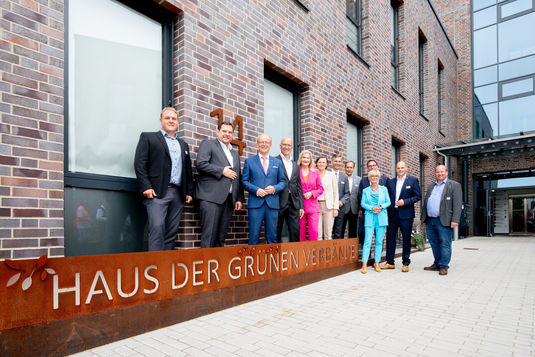 Gemeinsam mit Vertretern aus der Politik wurde das Haus der Grünen Verbände am 18. August 2023 feierlich eingeweiht.