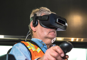 Optional ist Cat SimLite auch fr VR verfgbar, um einen noch realistischeren Blick auf die Baustellensituation zu erhalten.